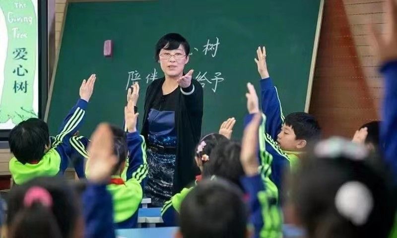 中國(guó)女教師最新消息,中國(guó)女教師最新消息，展現(xiàn)新時(shí)代的教育力量