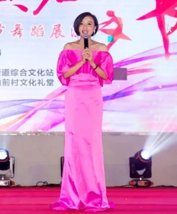 王梅最新廣場(chǎng)舞江南謠,王梅最新廣場(chǎng)舞江南謠，舞動(dòng)江南，傳承文化之美